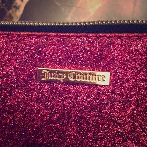 ⭐️Juicy Couture Wristlet with power bank⭐️
